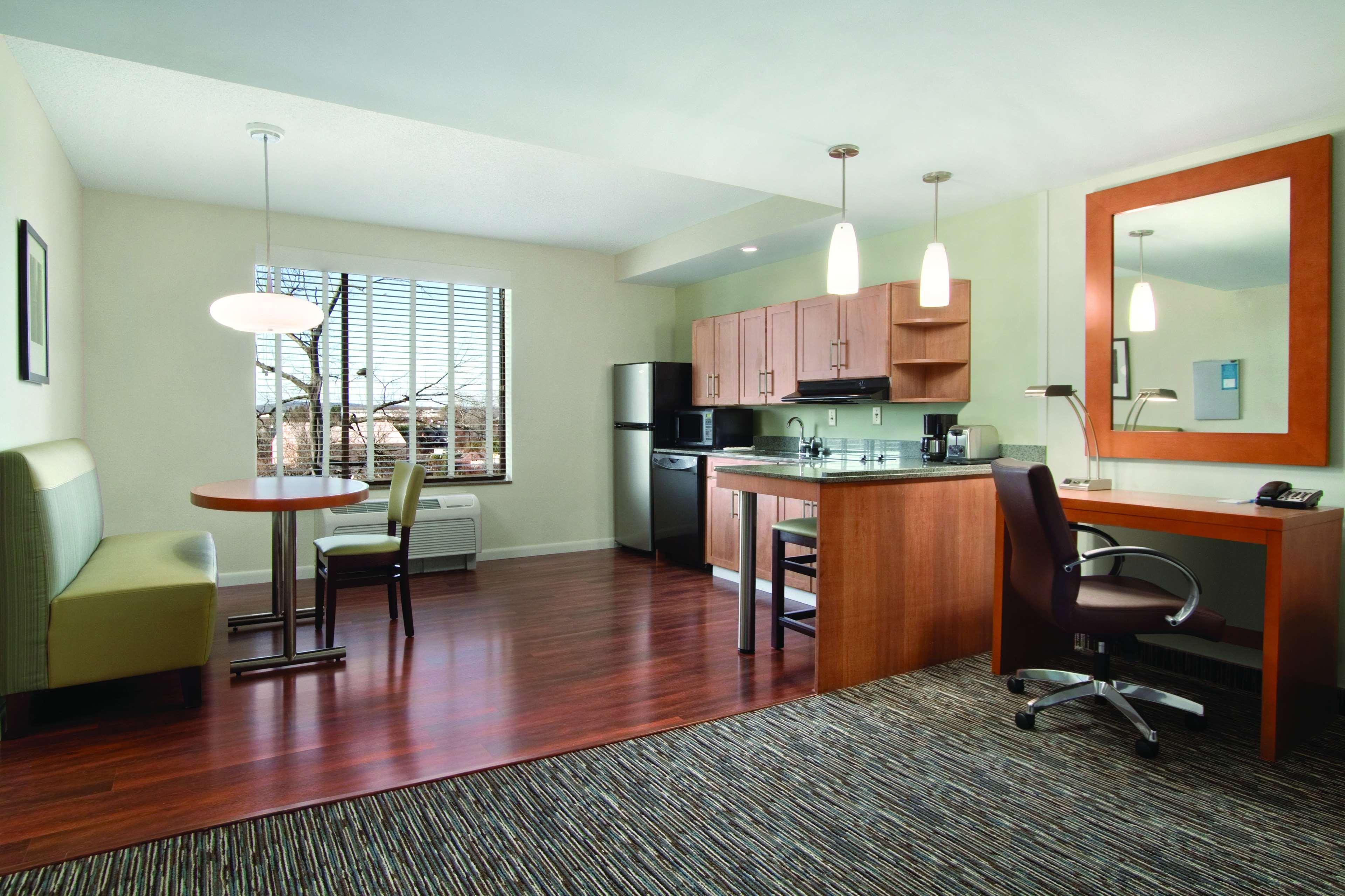 Отель Hyatt House Hartford North/Виндзор Экстерьер фото